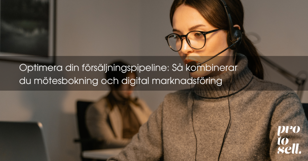 kvinna som sitter framför en dator med headset som har mic