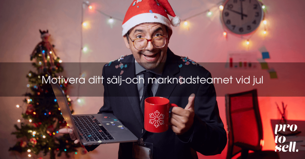affärsman med tomteluva och en laptop och kaffemugg i handen