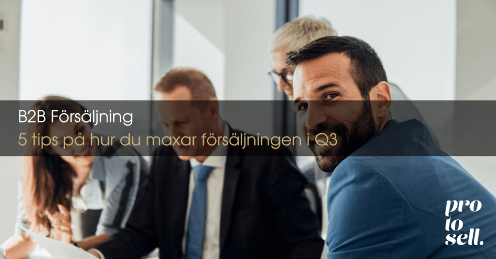 Affärskvinnor och affärmän läser Protosells blogginlägg om strategier på hur de kan maximerar försäljningen i q3