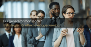 Affärsmän och affärskvinnor som står i kö. En man håller i en mobiltelefon vid örat och kvinnan framför håller i en pappersmugg och i den andra handen håller hon i en mobiltelefon som hon tittar ner mot.