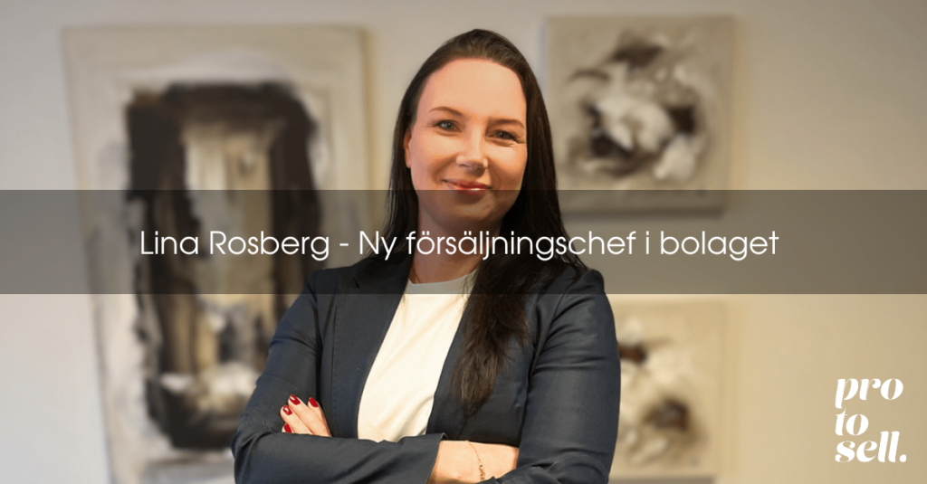 affärskvinna som håller armarna i kors och ler